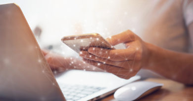 Frau Hand mit Handy und Laptop-Daten-Synchronisation – Stockfoto