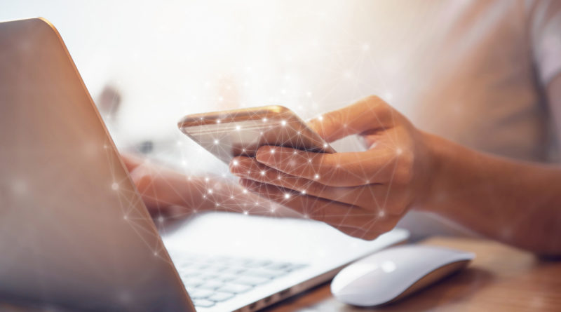 Frau Hand mit Handy und Laptop-Daten-Synchronisation – Stockfoto